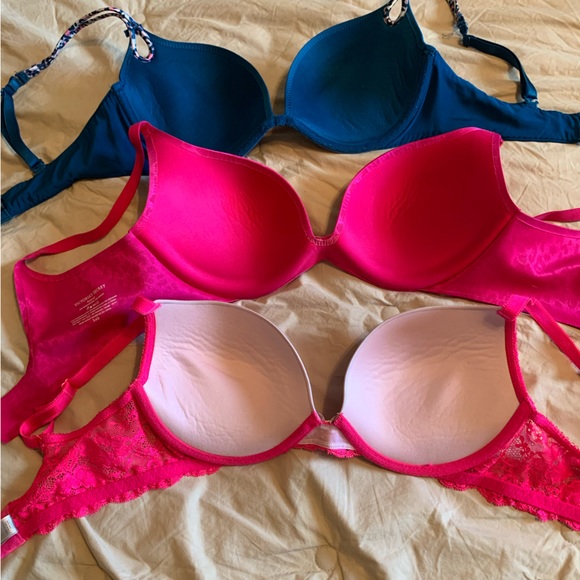 3 Victoria’s Secret bras 34D - Picture 2 of 9